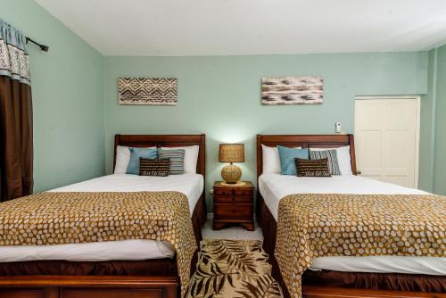 安东尼奥港添竹酒店的两张睡床彼此相邻,位于一个房间里