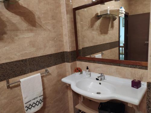 安度亚尔El LEGADO的一间带水槽和镜子的浴室