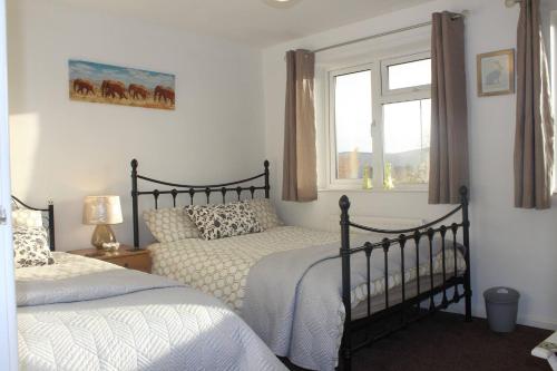 考文垂Shirebrook House Coventry west Midlands的一间卧室设有两张床和窗户。