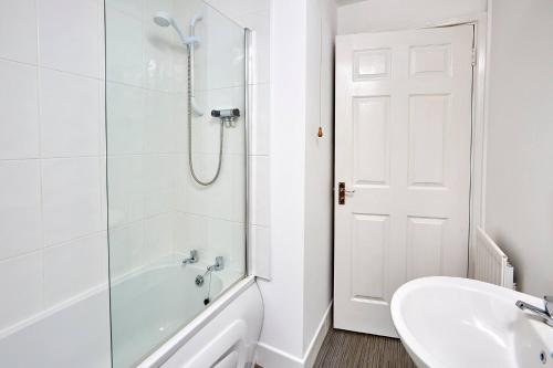 考文垂Shirebrook House Coventry west Midlands的带淋浴和盥洗盆的白色浴室