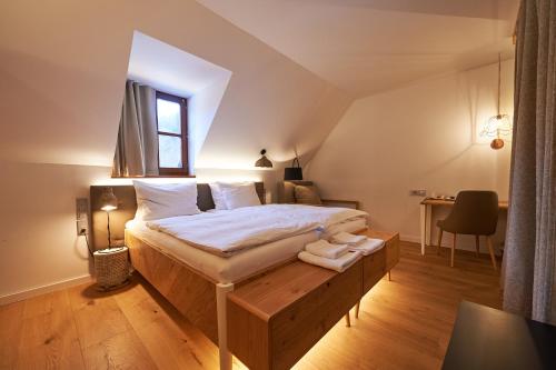 索尔察瓦普雷斯尼克洛格斯卡多林娜酒店的一间卧室配有一张带木制平台的大床