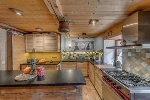 蒂涅Colettine的一个带木制橱柜和炉灶的大厨房