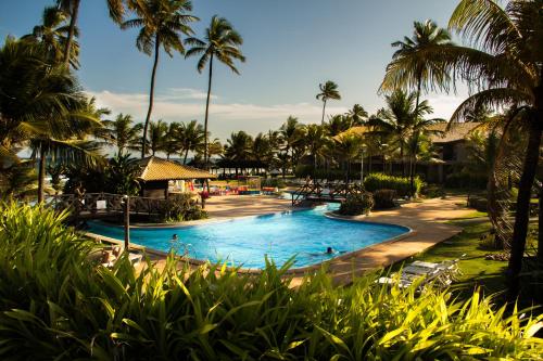 萨尔瓦多卡特萨巴度假酒店的享有度假村游泳池的景致。