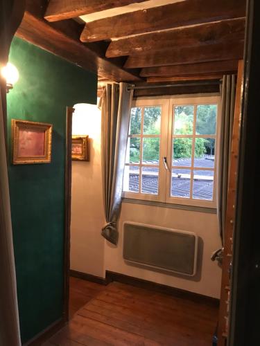 FublainesL Armance的客房设有窗户和绿色的墙壁