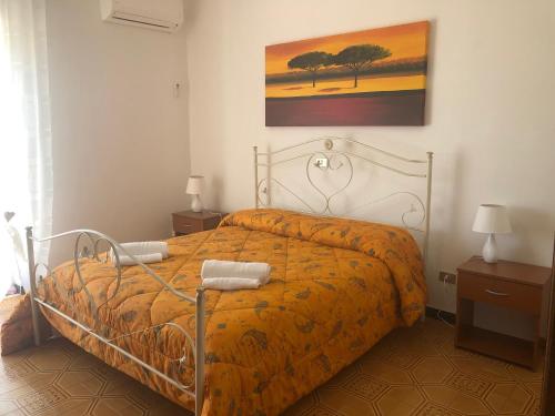 伊索拉迪卡波里祖托B & B Patrizia的一间卧室配有一张黄色棉被的床