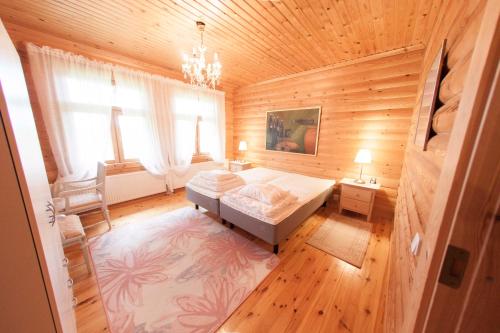 科沃拉Heinähattu的木制客房内的一间卧室,配有一张床