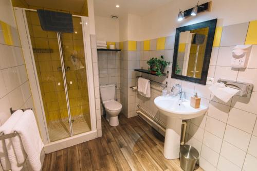 阿布列兰扎小屋酒店的一间带水槽、淋浴和卫生间的浴室