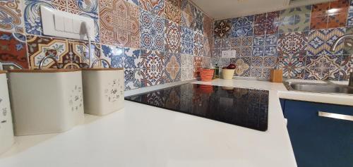 圣马里纳萨利纳Villa Cappero的厨房的墙上铺有彩色瓷砖