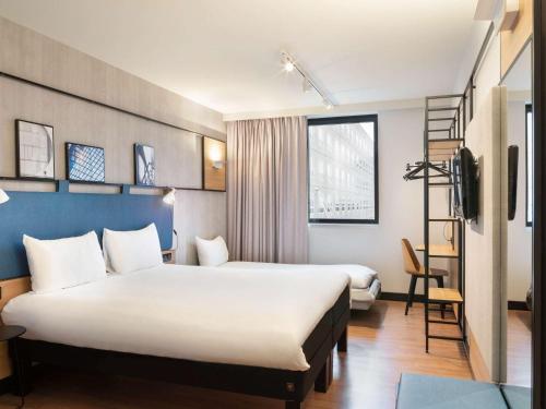 鲁瓦西昂法兰西宜必思巴黎戴高乐机场酒店的酒店客房设有两张床和梯子