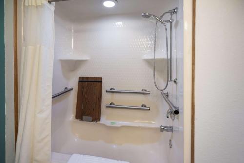 克林顿港司丽普套房酒店的一间浴室