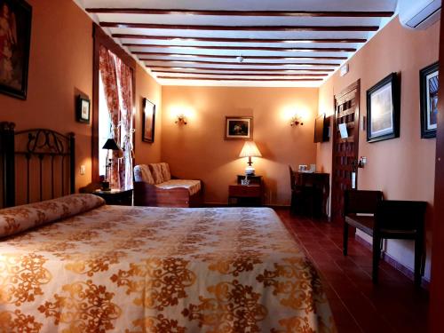 阿尔玛格鲁Hotel Rural Posada Los Caballeros的一间卧室,卧室内配有一张大床