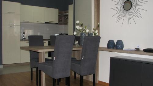 布德瓦Apartments B&S Lux的餐桌、椅子和厨房