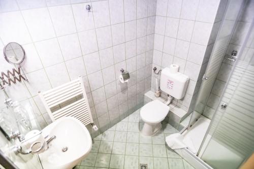 玛特阿哈泽4 Évszak Hegyihotel的白色的浴室设有卫生间和水槽。