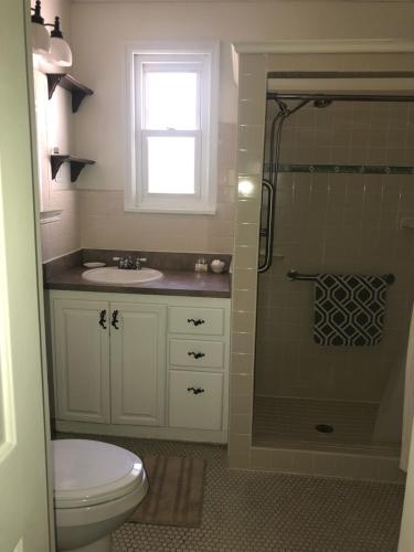 布鲁克斯维尔Ardendales的浴室配有卫生间、盥洗盆和淋浴。