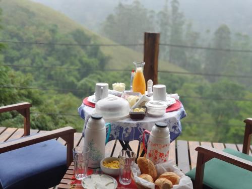维奥康德马奥Cabana Vista Maravilhosa的一张带食物的桌子,享有美景