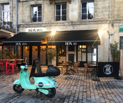 波尔多BDX Hôtel - Gare Saint-Jean的停在餐厅前的蓝色摩托车