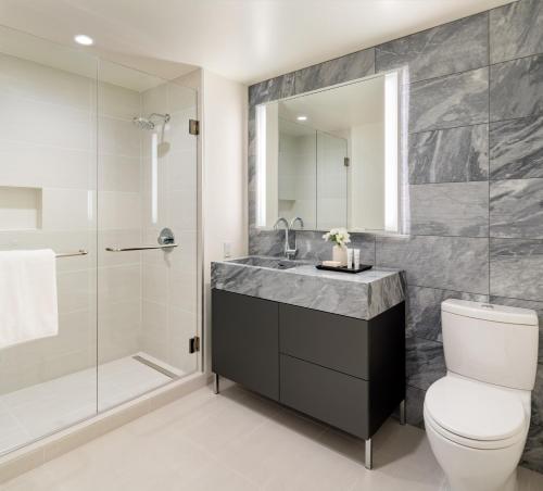 洛杉矶AKA West Hollywood, Serviced Apartment Residences的浴室配有卫生间、盥洗盆和淋浴。