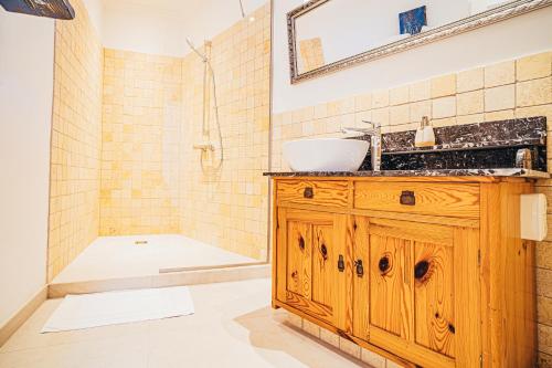 杜伦斯坦Wachau-Living的浴室配有木制梳妆台和盥洗盆