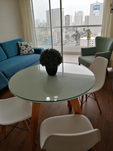 利马Departamento BH South的客厅配有白色的桌子和椅子