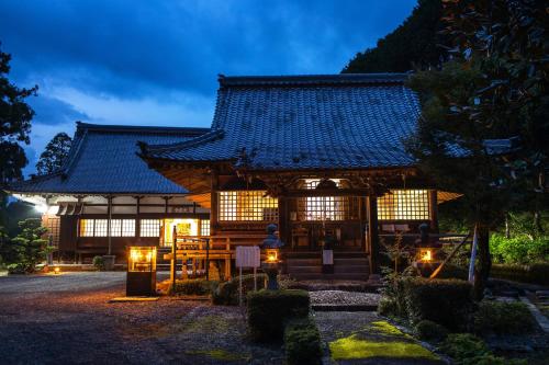 Shimosato宿坊 大泰寺 Temple Hotel Daitai-ji的一座建筑,在晚上有灯