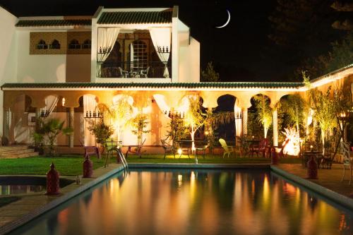 拉巴特大使别墅住宿加早餐旅馆的一座晚上设有游泳池的房子