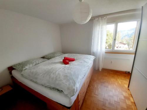 布劳瓦尔德Apartment 2,5 Zimmer im Ferienhaus Damian的一间卧室,床上有一只红色的填充动物