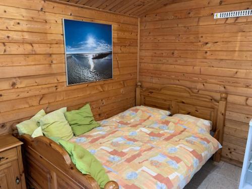 彼得比伦Camping Boetn Toen Pieterburen的小木屋内一间卧室,配有一张床