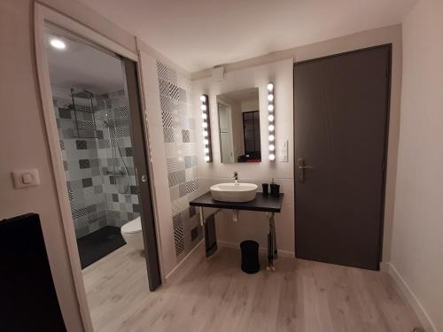 Fontaine-le-ComteSAKURA的一间带水槽和镜子的浴室