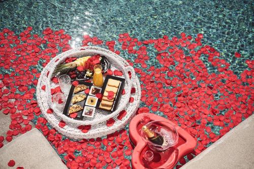 普拉迪斯亚罗斯帕雷蒂亚姆酒店的游泳池旁的碗旁有一篮糖果