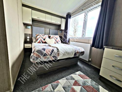 Tattershall Luxury Hot Tub Caravan客房内的一张或多张床位