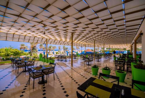 阿布达巴莫林海滨和睦度假酒店的帐篷下设有桌椅的餐厅