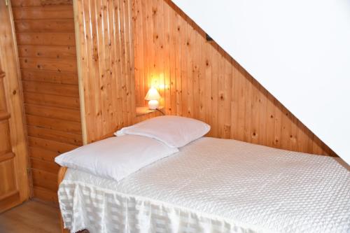 比亚沃维耶扎杜密杰丽斯卡酒店的一间卧室配有一张木墙床