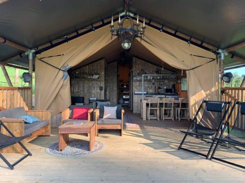MortierLe Relais d'Artagnan - relais équestre的帐篷配有椅子和桌子
