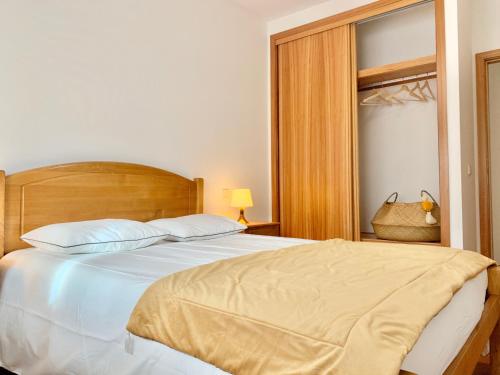 布拉加University of Minho- INL Campus Gualtar Apartment的卧室设有一张白色大床和一扇窗户。