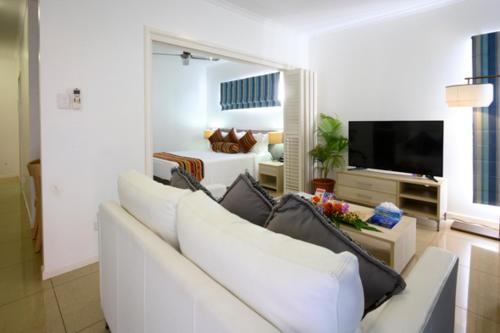 霍尼亚拉遗产公园酒店的客厅配有白色沙发和电视
