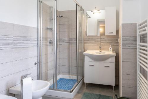 加维018 - Appartamento Il Lemme - Nel Cuore di Gavi的带淋浴、盥洗盆和卫生间的浴室