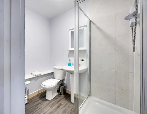 哈利法克斯Grey Stone Studio Apartments的浴室配有卫生间、盥洗盆和淋浴。