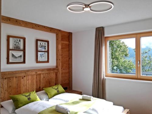 卢塔戈Nature luxury Chalet INSToul的一间卧室设有两张床和窗户。