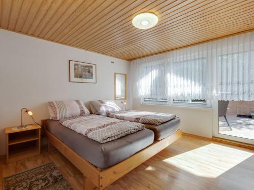 LangenbachBright Holiday Home in Sch nbrunn with Garden的一间卧室设有一张床和一个大窗户