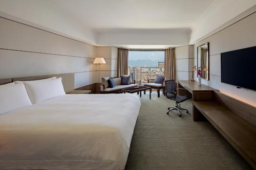 台北晶华酒店的酒店客房设有一张大床和一台电视。