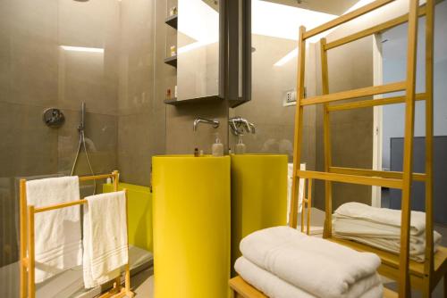 萨莱诺Exclusive Loft Salerno Centro的浴室设有黄色水槽和镜子