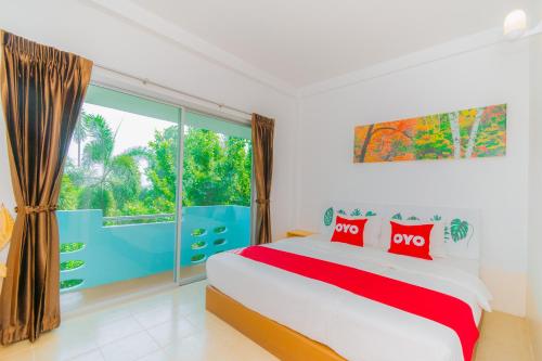 班武里府OYO 614 Koh Lak Resort的一间卧室设有一张床和一个大窗户