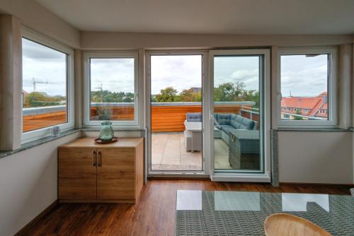 韦尼格罗德Heidequartier Harz的客厅设有窗户,享有阳台的景色