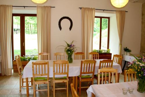 KřtinyPenzion Starý Pivovar的一间带桌椅和窗户的用餐室
