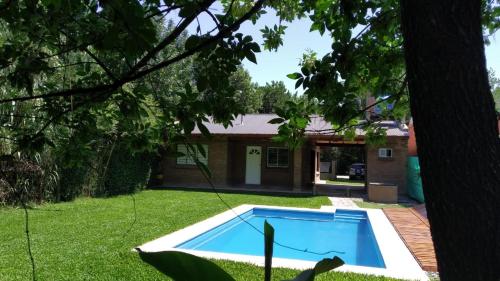 富内斯CASA FUNES的一座房子的院子内的游泳池