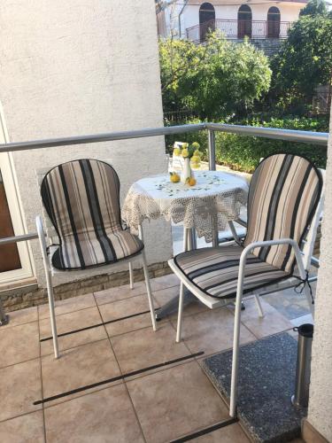 比奥格勒·纳·莫鲁Apartments Kraljev Stanko的阳台配有2把椅子和1张桌子