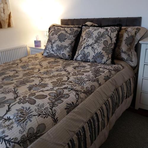 KilnhurstHooton Apartment 1 bed的床上有毯子和枕头