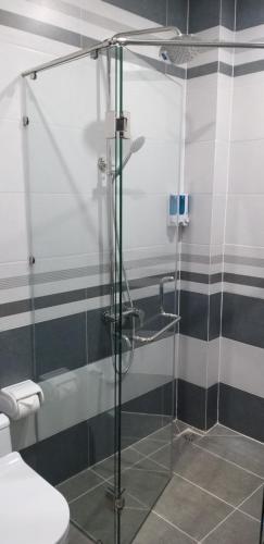 昆岛Garden House Côn Đảo的浴室设有玻璃淋浴间和卫生间