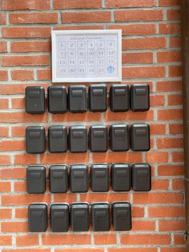 蒙斯特Hotel Kaiserhof的数字比例的砖墙