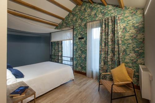 VedraEira Gundián的一间卧室设有一张大床和一个窗户。